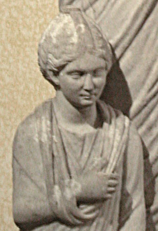 032. Statue representant une femme avec une jeune fille, probablement sa fille - 50-40 a.C.jpg